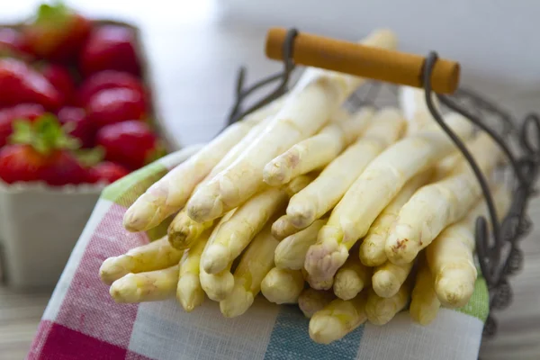 Witte asperges in een mand — Stockfoto