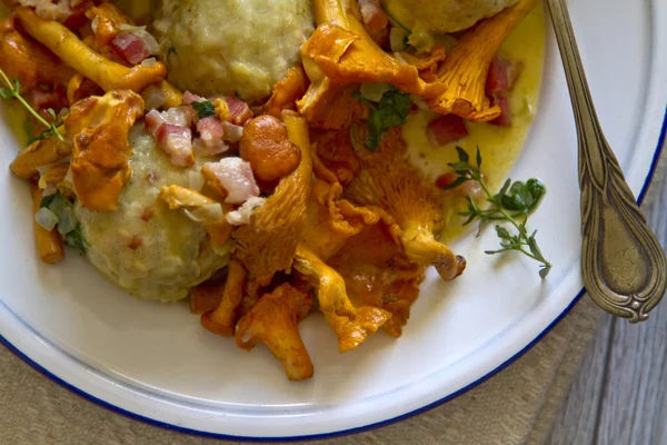 Bolinhos de pão com chanterelles — Fotografia de Stock