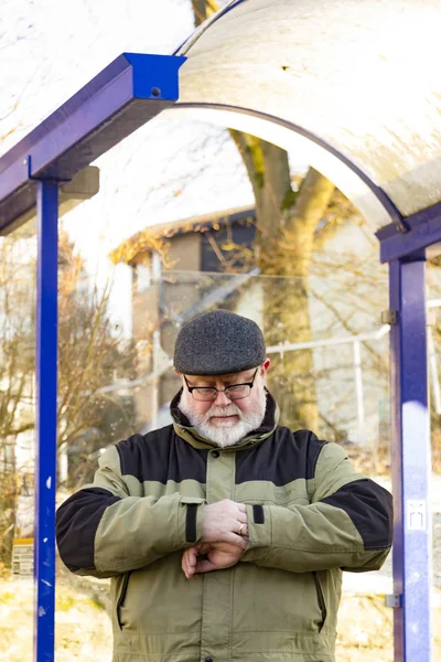 Mannelijke senior kijkt op zijn horloge — Stockfoto