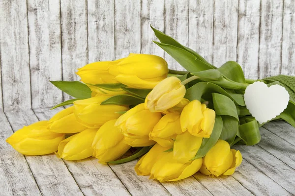 Beautiful yellow tulips with blank label — Stock Photo, Image