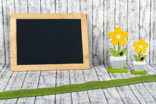 Leeg schoolbord met decoratieve handgemaakte bloemen — Stockfoto