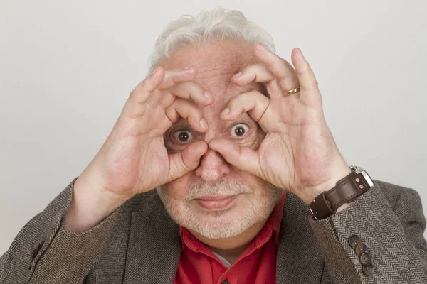 Bejaarde persoon scherpstellen van de toekomst — Stockfoto