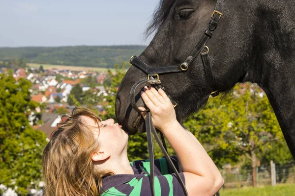 Mulher bonita com seu cavalo preto — Fotografia de Stock