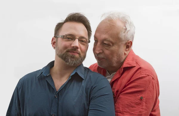 Gay paar op zoek gelukkig — Stockfoto