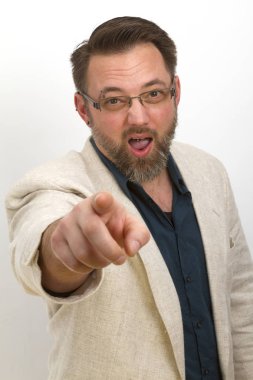 Sakallı adam arama ve jestleri parmağıyla olduğunu