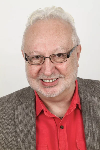 Personne âgée avec lunettes et barbe pleine souriant heureux — Photo