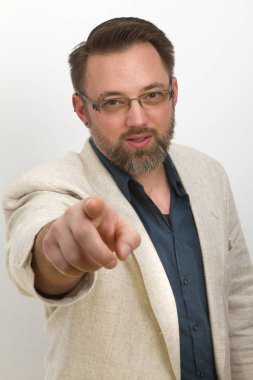 Sakallı adam arama ve jestleri parmağıyla olduğunu