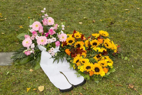 Hermosos arreglos florales en un funeral — Foto de Stock