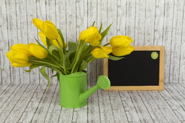 Prachtige bloemen en leeg schoolbord — Stockfoto