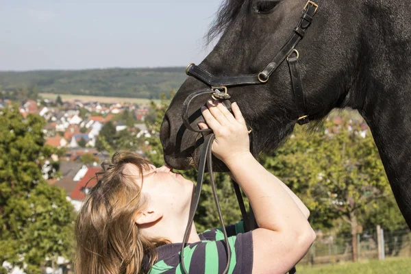 Mulher bonita com seu cavalo preto — Fotografia de Stock