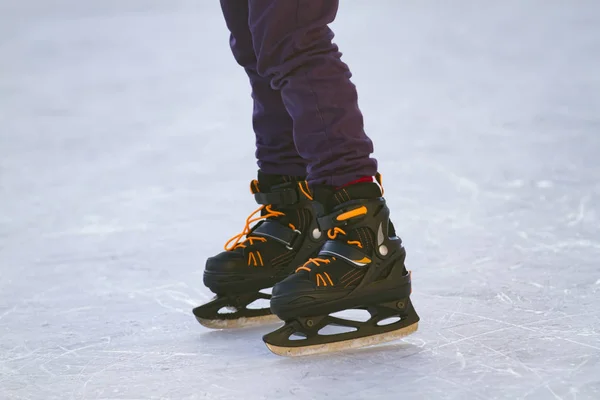 アイス スケート リンクの子 — ストック写真