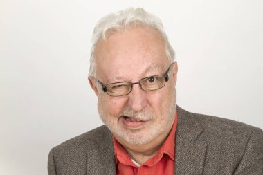 Garip gülümseyen yaşlı kişi