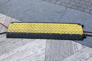 Elektrik kablo korunur