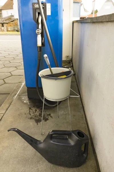 Wiadro z wodą na stacji benzynowej — Zdjęcie stockowe