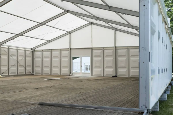 Büyük sergi çadır