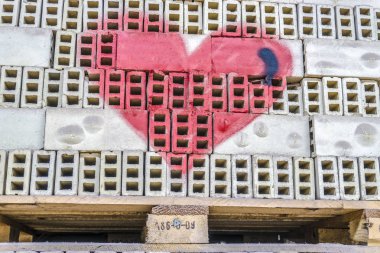 kırmızı boyalı kalp şekli