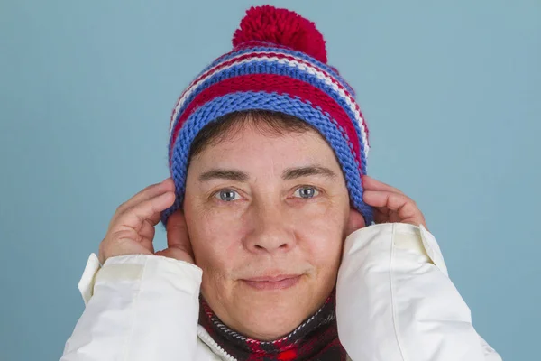 여자 겨울 모자를 씌우고 — 스톡 사진