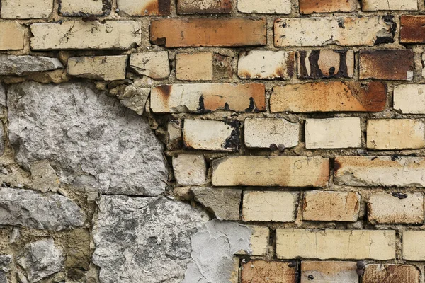 Fachada da velha casa de tijolo em detalhes — Fotografia de Stock