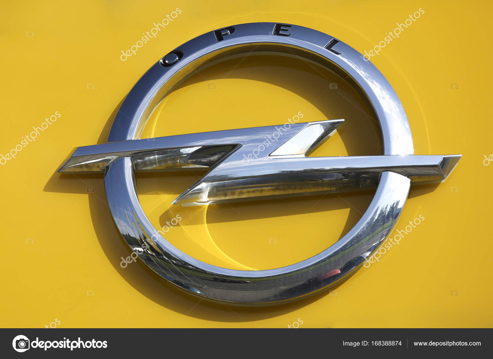 Logo german automobile manufacturer opel Banque de photographies