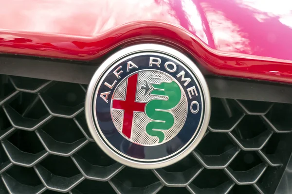 Logotipo vermelho ALFA ROMEO — Fotografia de Stock