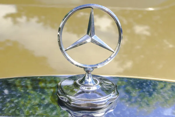 Nahaufnahme von mercedes benz star — Stockfoto