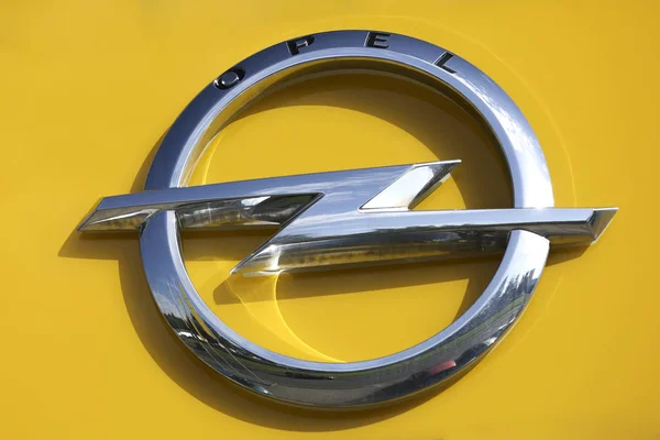 Opel Logo na showroom průčelí — Stock fotografie