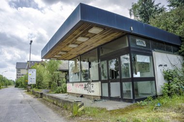 Cam ile yıkılan bina