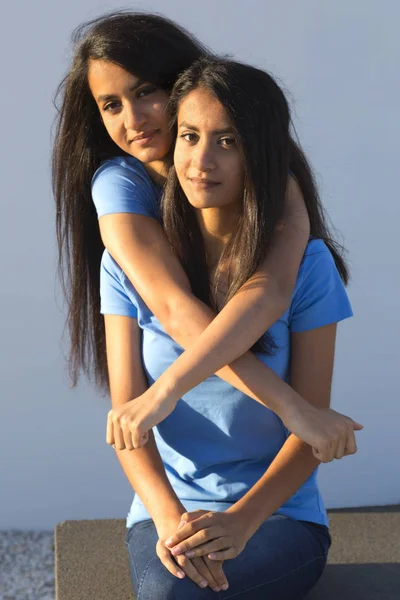 Female twins embrace each other — Stock Photo, Image