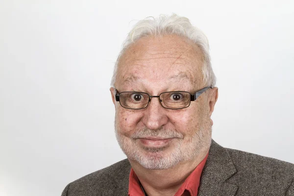 Hombre mayor de pelo blanco con gafas sonriendo feliz —  Fotos de Stock