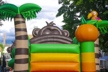 Oyun alanında renkli Bouncy kale Backside