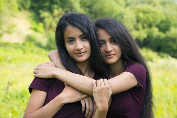 Female twins embrace each other — Stock Photo, Image