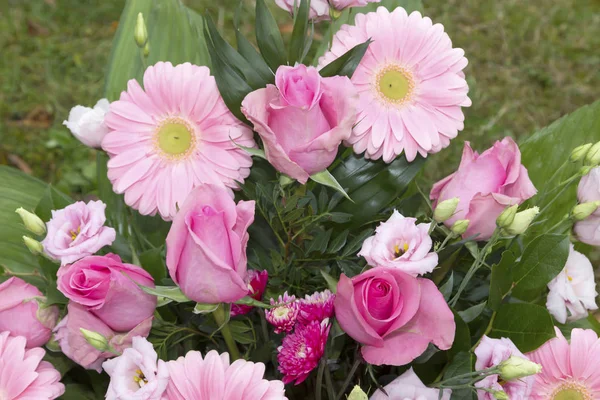 Belos arranjos florais em um funeral — Fotografia de Stock