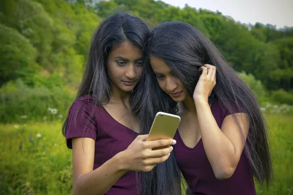 Belles jeunes jumelles filles font selfie — Photo