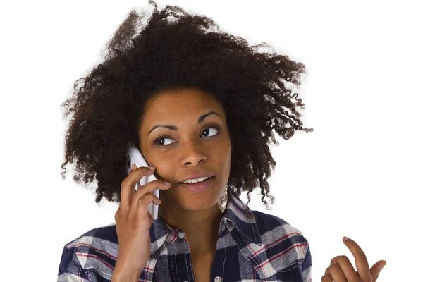 Cep telefonu üzerinde genç Afro-Amerikan kadın — Stok fotoğraf