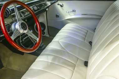 Geri yüklenen otomobil direksiyon