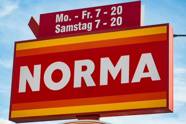Röd NORMA-logotyp — Stockfoto