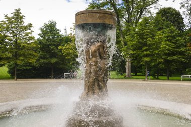 Çeşme çıplak kadın heykeli ile