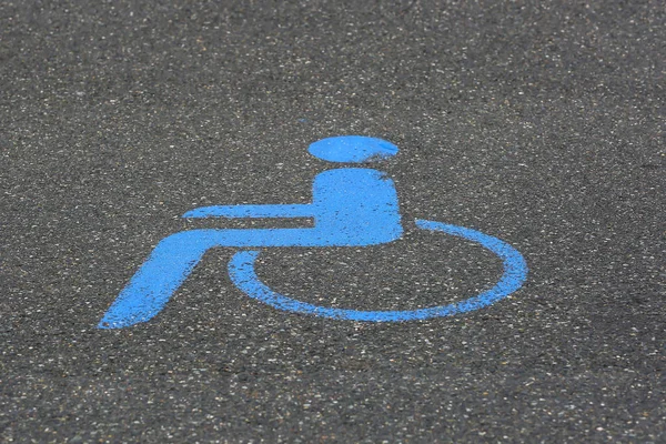 Іконка стоянки з інвалідністю на асфальті — стокове фото