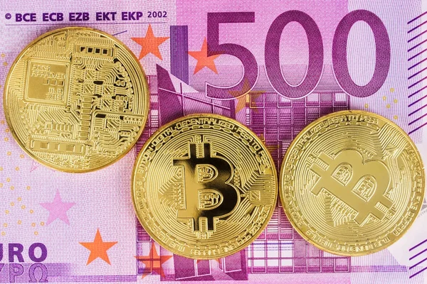 Bitcoins mit Euro-Scheinen — Stockfoto