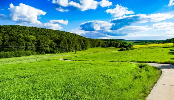 Feldweg mit blauem Himmel — Stockfoto