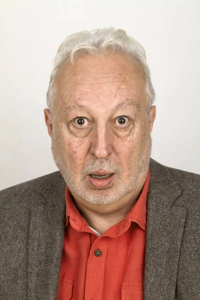 Senior man die verbaasd — Stockfoto