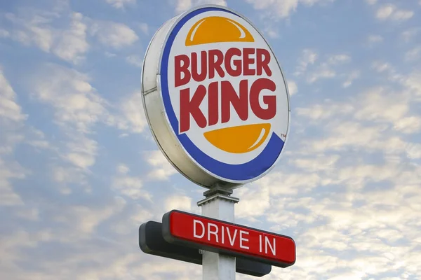 バーガー キングのロゴでドライブ — ストック写真