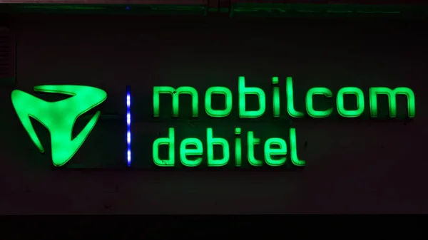 Világító zöld emblémát a mobilcom debitel — Stock Fotó