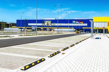 Park alanı ile IKEA mağazası