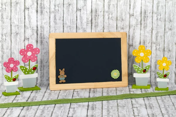 Tom Blackboard med dekorativa blommor — Stockfoto