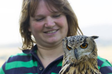 Yakalı ishak kuşu olan kadın