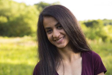 güzel genç kadın gülüyor