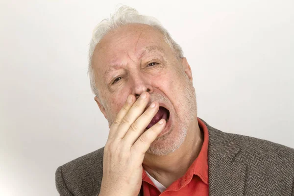 Bebaarde man geeuwen — Stockfoto