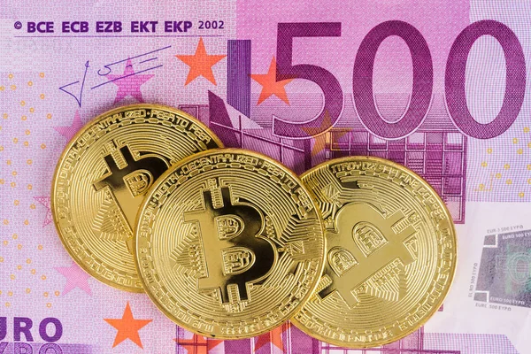 Bitcoins con billetes en euros — Foto de Stock