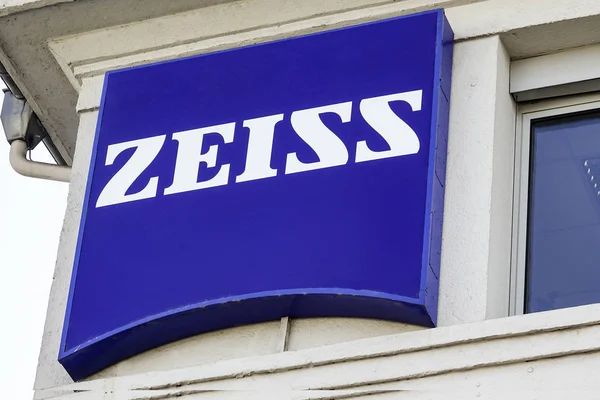 Logotipo Zeiss na fachada — Fotografia de Stock